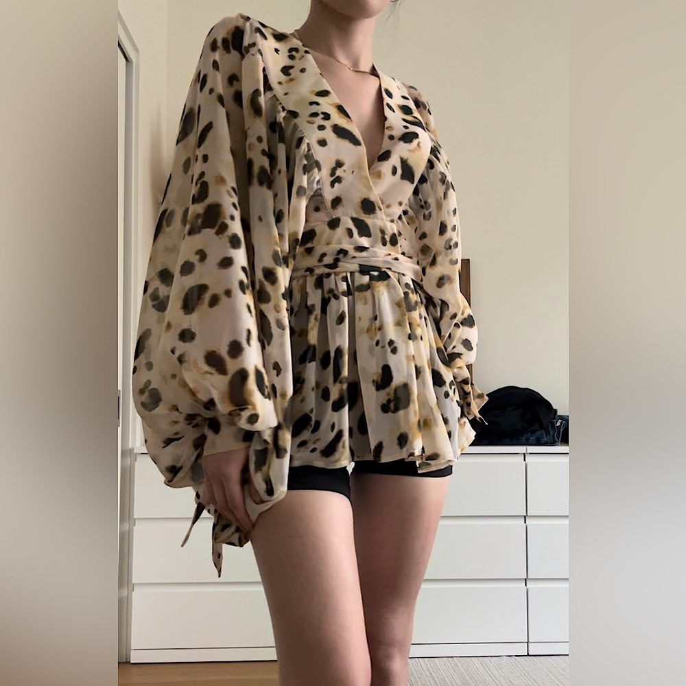 Blouse peplum with large sleeve, leopard pattern
